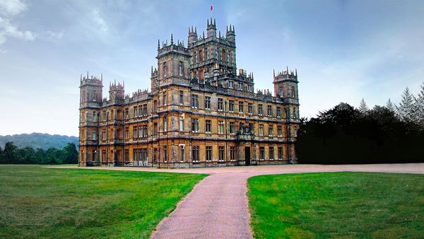《唐顿庄园》拍摄地Highclere Castle 图片来自维基百科
